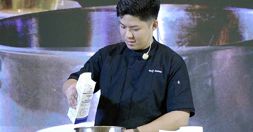 Chef Rendy sedang menggunakan Rich's Whip Topping Base untuk membuat kreasi vegan di Rich's Grand Demo Medan 2025