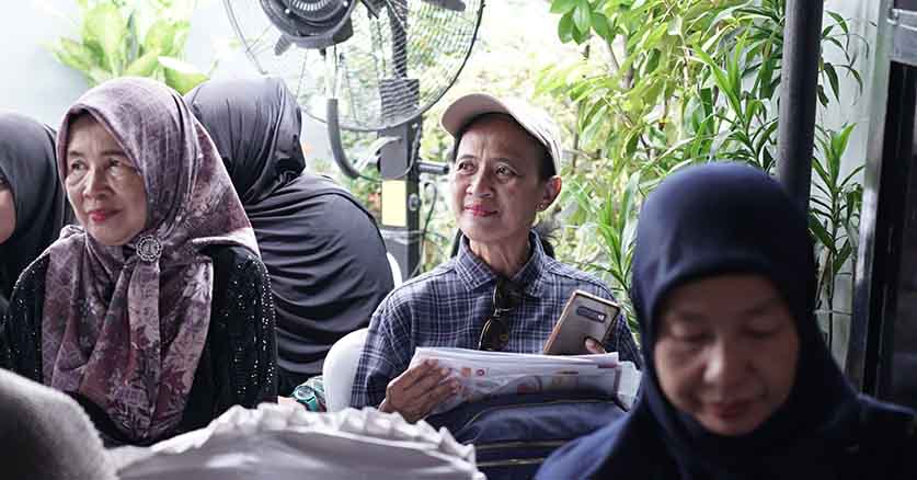 Peserta sedang memperhatikan demo Rich's dan Chadijah Pudding yang sedang berlangsung
