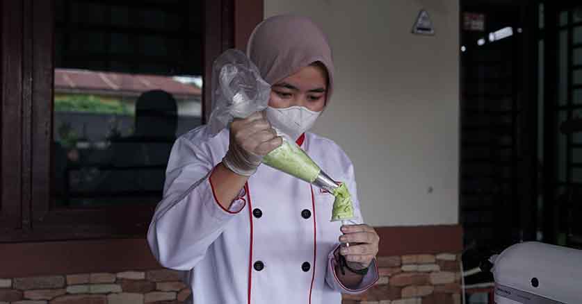 Chef Rich's mendemokan cara membuat bunga menggunakan whipping cream
