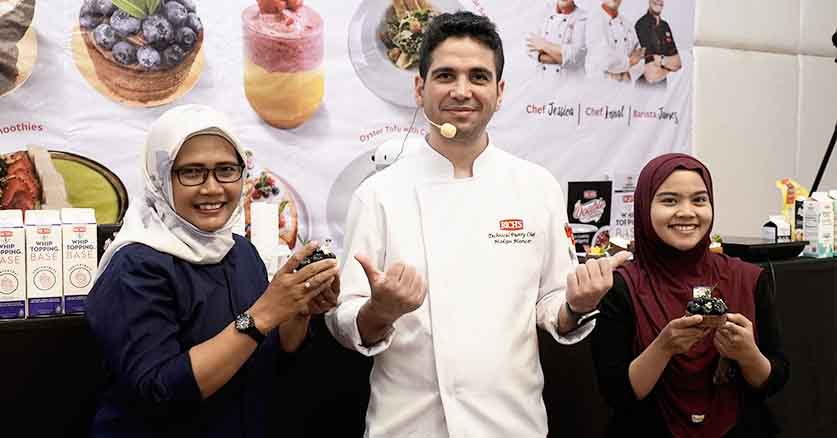 Foto peserta Rich's New Trend Vegan Demo bersama Chef Hakan dari RIch's Turki