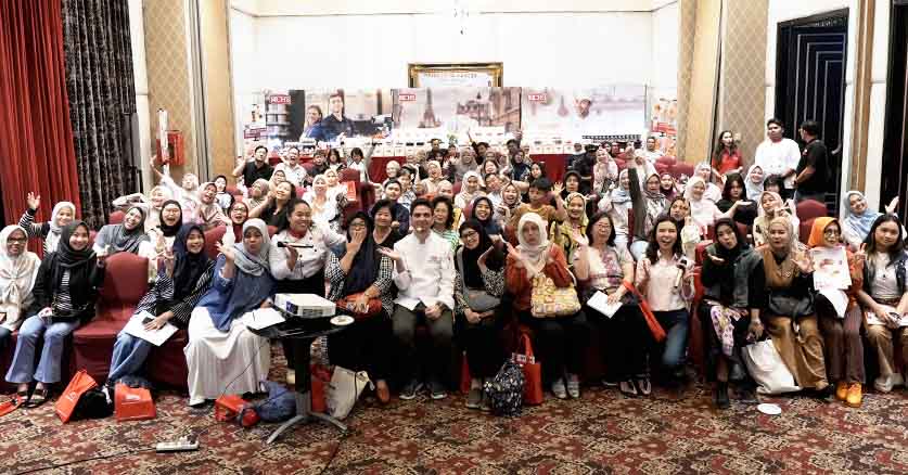 Foto bersama Rich's New Trend Vegan Demo Bandung bersama Chef Hakan dari Rich's Turki