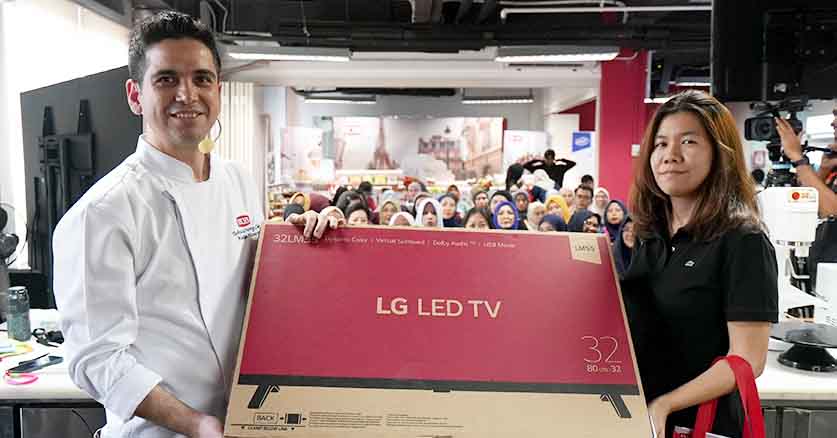 Pemenang Grand Prize Rich's New Trend Vegan Demo Jakarta bersama Chef Hakan dari RIch's Turki