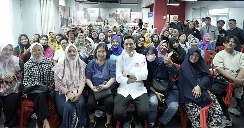 Foto bersama Rich's New Trend Vegan Demo bersama Chef Hakan dari Rich's Turki