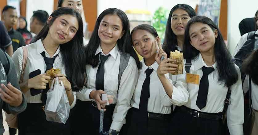 Para pengunjung menikmati berbagai kuliner dari tenant acara Vegan Workshop & Food Festival 2025 Richs Bersama Poltekpar Medan