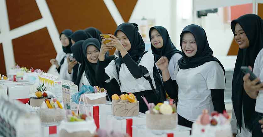 Para pengunjung elihat-lihat pameran cake dalam acara Vegan Workshop & Food Festival 2025 Richs Bersama Poltekpar Medan