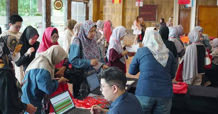 Peserta Rich's Grand Demo Pekanbaru mengantri untuk masuk ke dalam venue