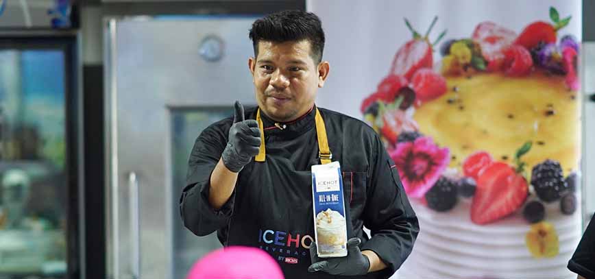 Barista Fauzi dengan Produk ICEHOT Rich's Indonesia