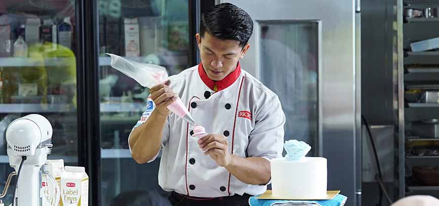 Chef Zen sedang mendekor kue pada acara grand demo Rich's Indonesia