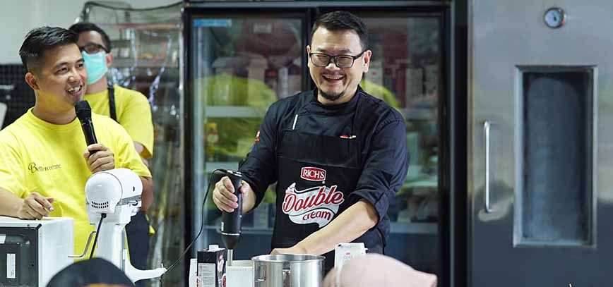 Chef James Tan dalam demo Rich's Indonesia