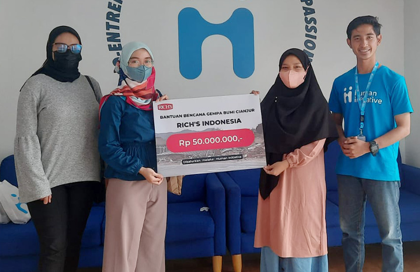 PT Rich Products Indonesia menyerahkan donasi untuk korban bencana gempa di Cianjur